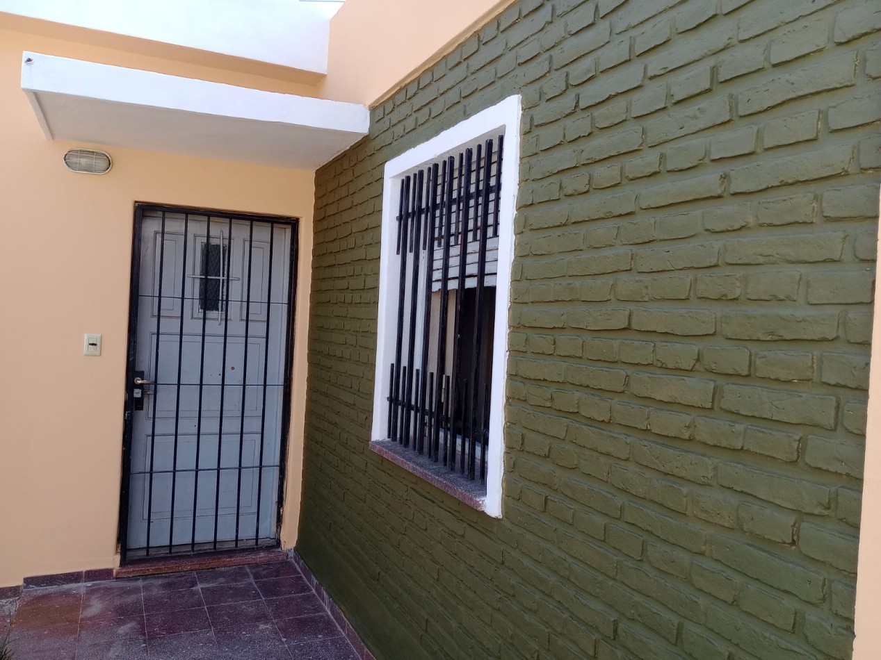 B° CENTROAMERICA: VENDO CASA DE 2 DORMITORIOS PARA REMODELAR (MEJOR ZONA)