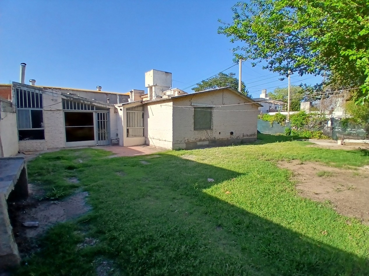 B° MATIENZO: IDEAL INVERSOR VENDO CASA PARA RECICLAR CON 20 MTS DE FRENTE SOBRE LAGUNILLA