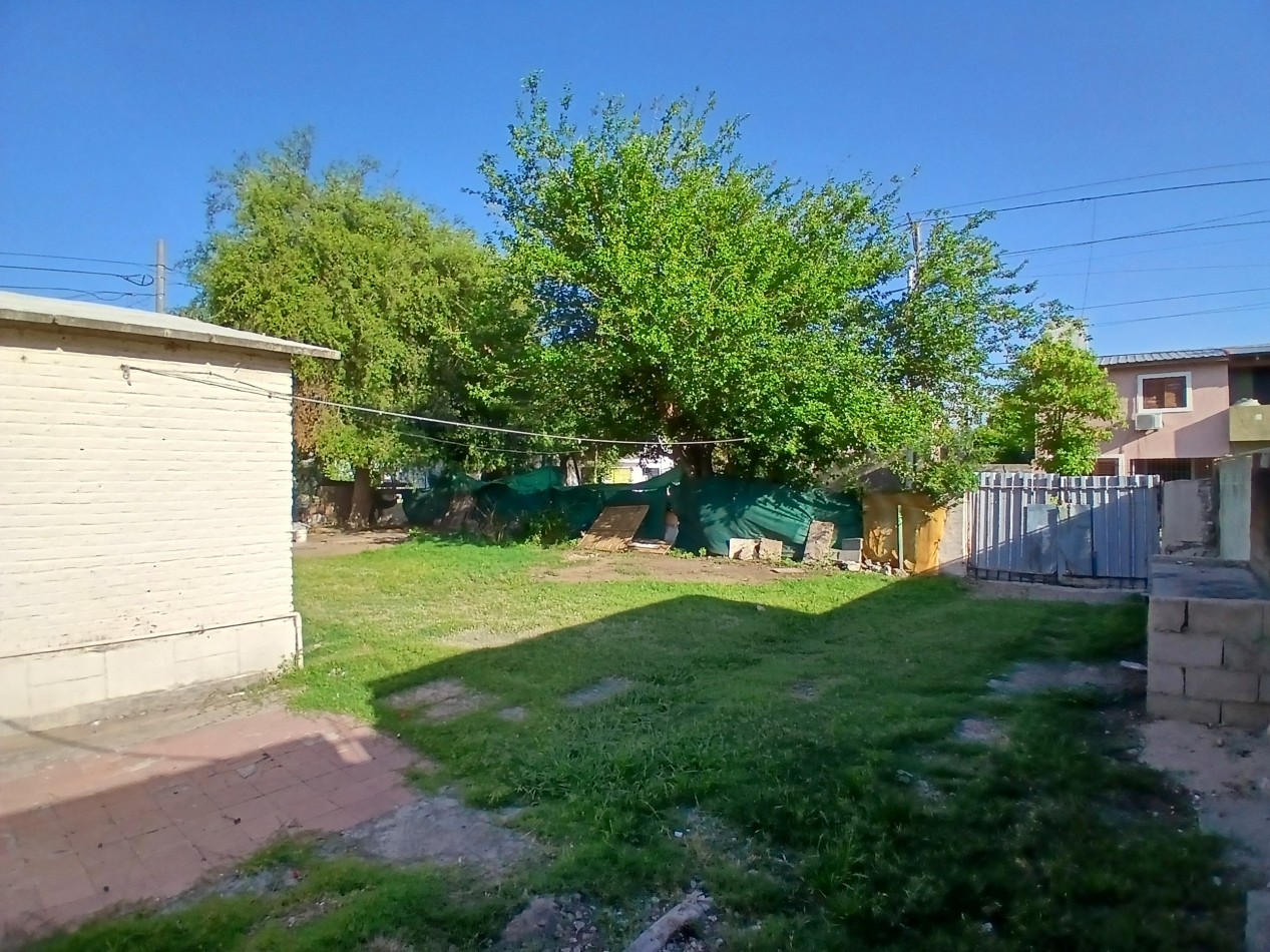 B° MATIENZO: IDEAL INVERSOR VENDO CASA PARA RECICLAR CON 20 MTS DE FRENTE SOBRE LAGUNILLA