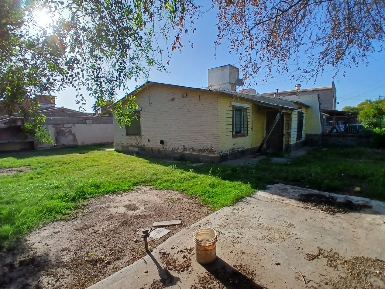 B° MATIENZO: IDEAL INVERSOR VENDO CASA PARA RECICLAR CON 20 MTS DE FRENTE SOBRE LAGUNILLA