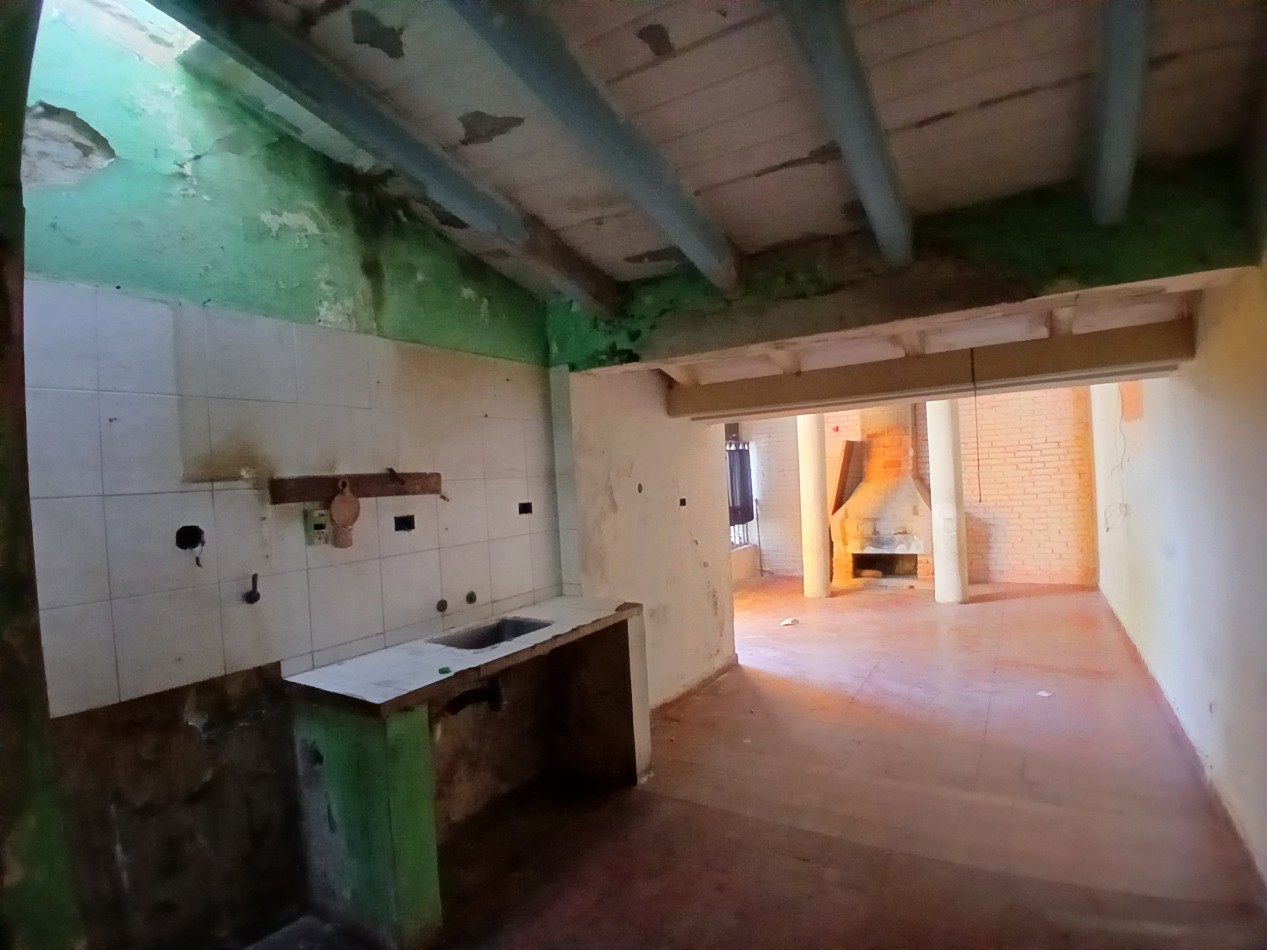 B° MATIENZO: IDEAL INVERSOR VENDO CASA PARA RECICLAR CON 20 MTS DE FRENTE SOBRE LAGUNILLA