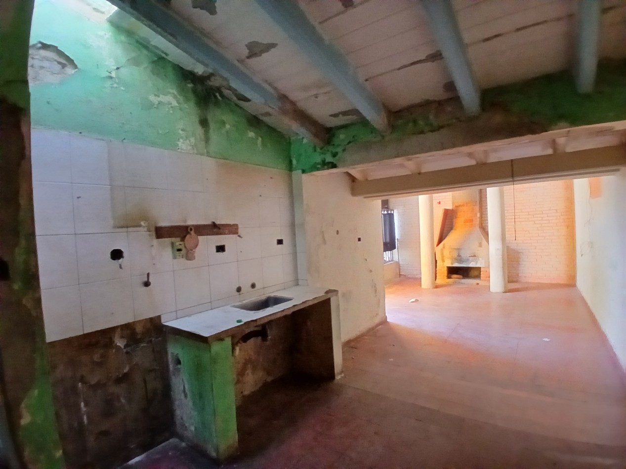 B° MATIENZO: IDEAL INVERSOR VENDO CASA PARA RECICLAR CON 20 MTS DE FRENTE SOBRE LAGUNILLA