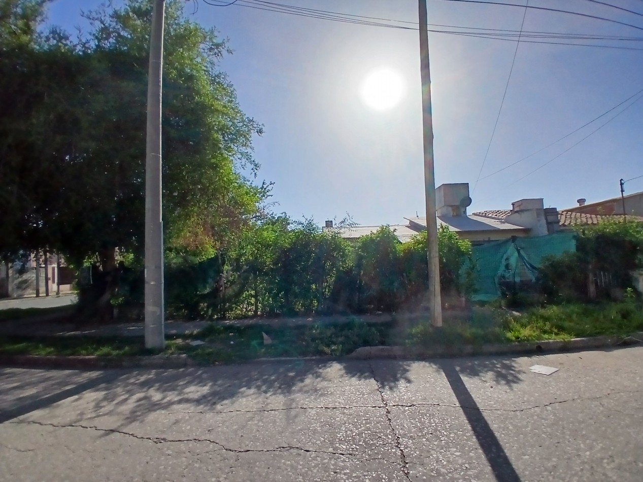 B° MATIENZO: IDEAL INVERSOR VENDO CASA PARA RECICLAR CON 20 MTS DE FRENTE SOBRE LAGUNILLA