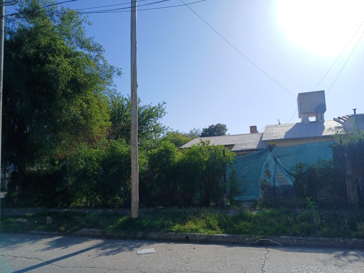 B° MATIENZO: IDEAL INVERSOR VENDO CASA PARA RECICLAR CON 20 MTS DE FRENTE SOBRE LAGUNILLA