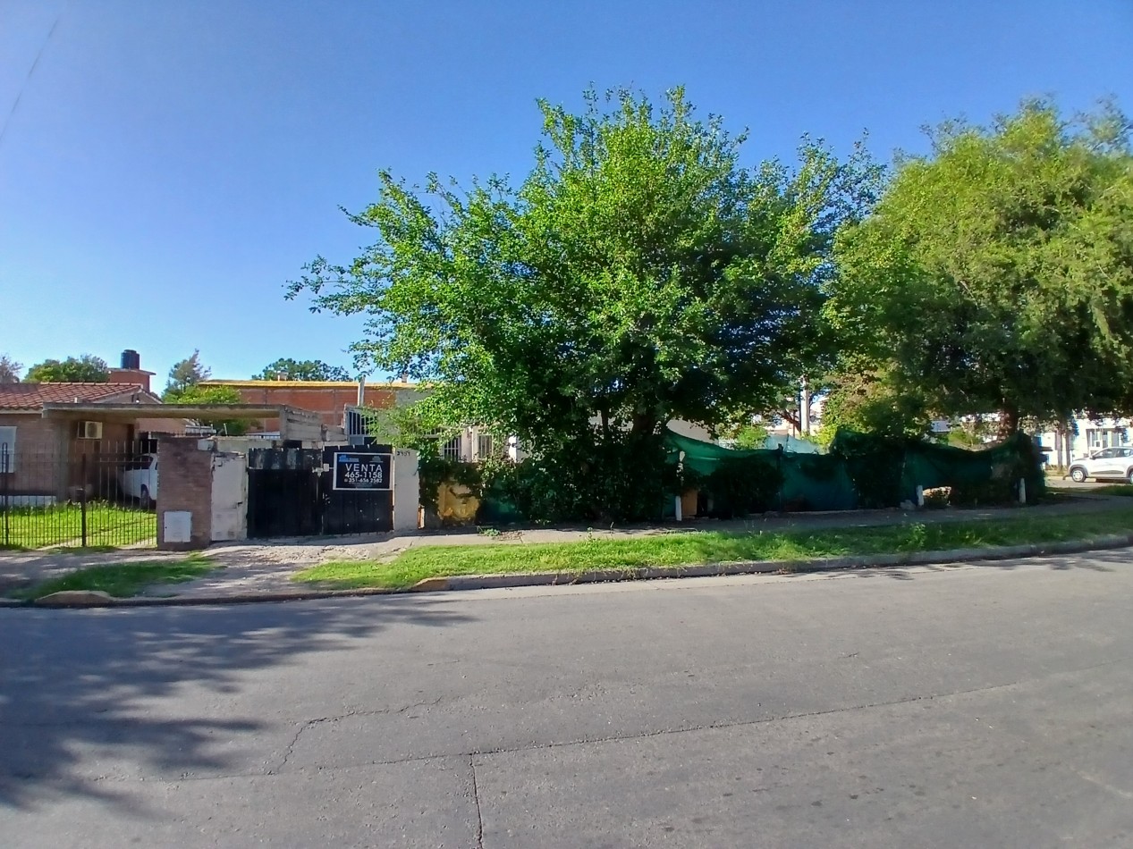 B° MATIENZO: IDEAL INVERSOR VENDO CASA PARA RECICLAR CON 20 MTS DE FRENTE SOBRE LAGUNILLA