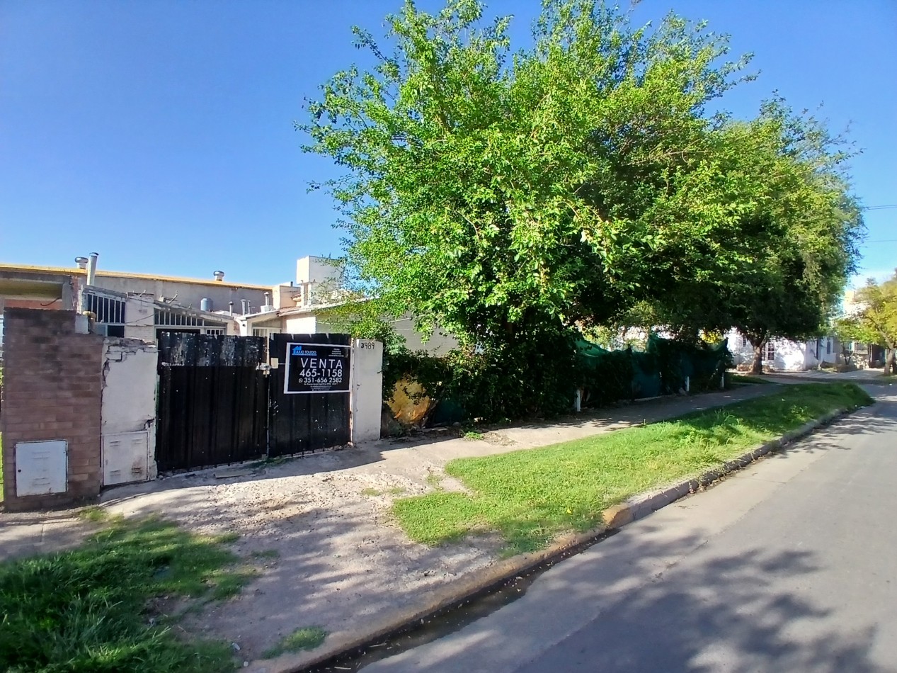 B° MATIENZO: IDEAL INVERSOR VENDO CASA PARA RECICLAR CON 20 MTS DE FRENTE SOBRE LAGUNILLA