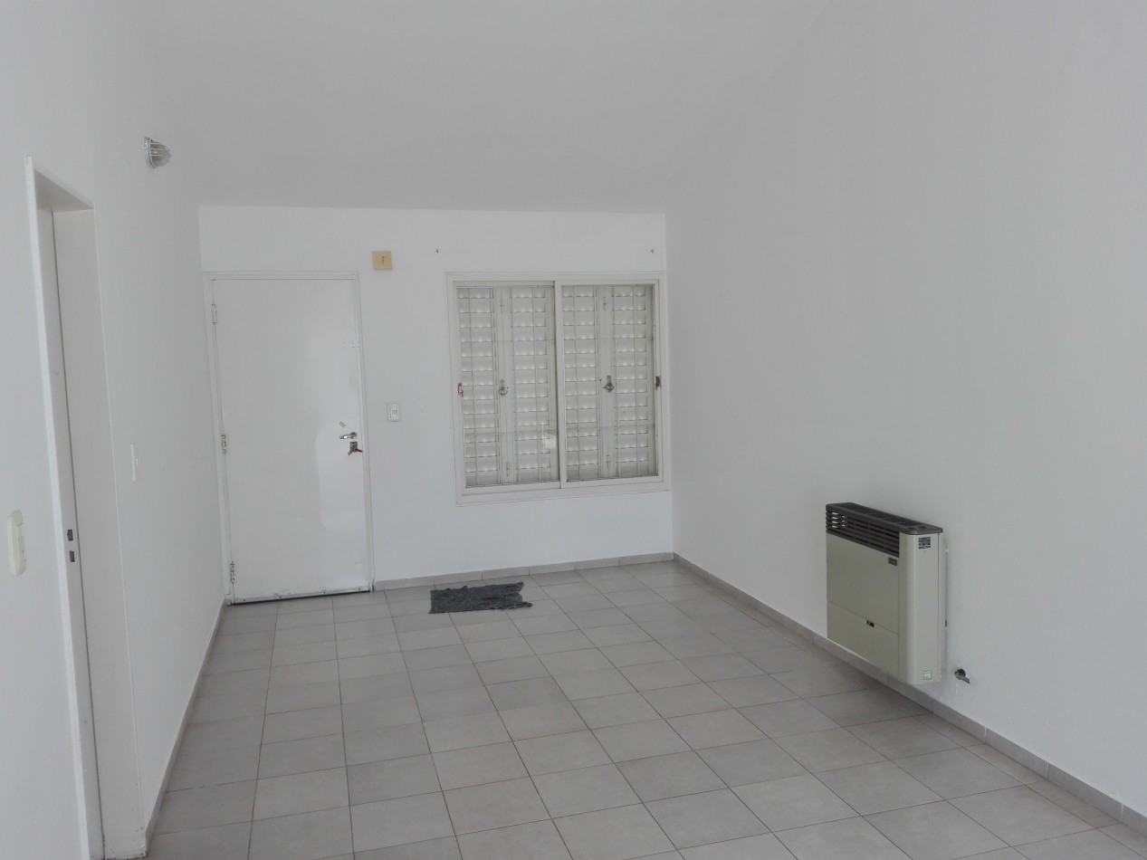 B° VILLA ADELA: ALQUILO CASA DE 2 DORMITORIOS CON COCHERA Y PATIO