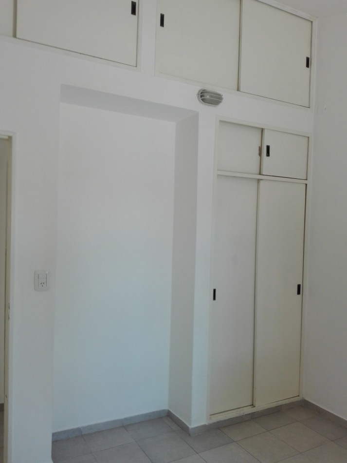 B° VILLA ADELA: ALQUILO CASA DE 2 DORMITORIOS CON COCHERA Y PATIO