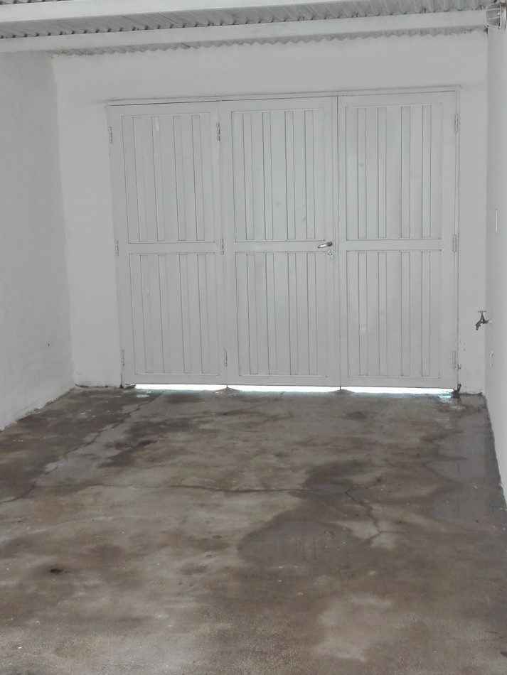 B° VILLA ADELA: ALQUILO CASA DE 2 DORMITORIOS CON COCHERA Y PATIO
