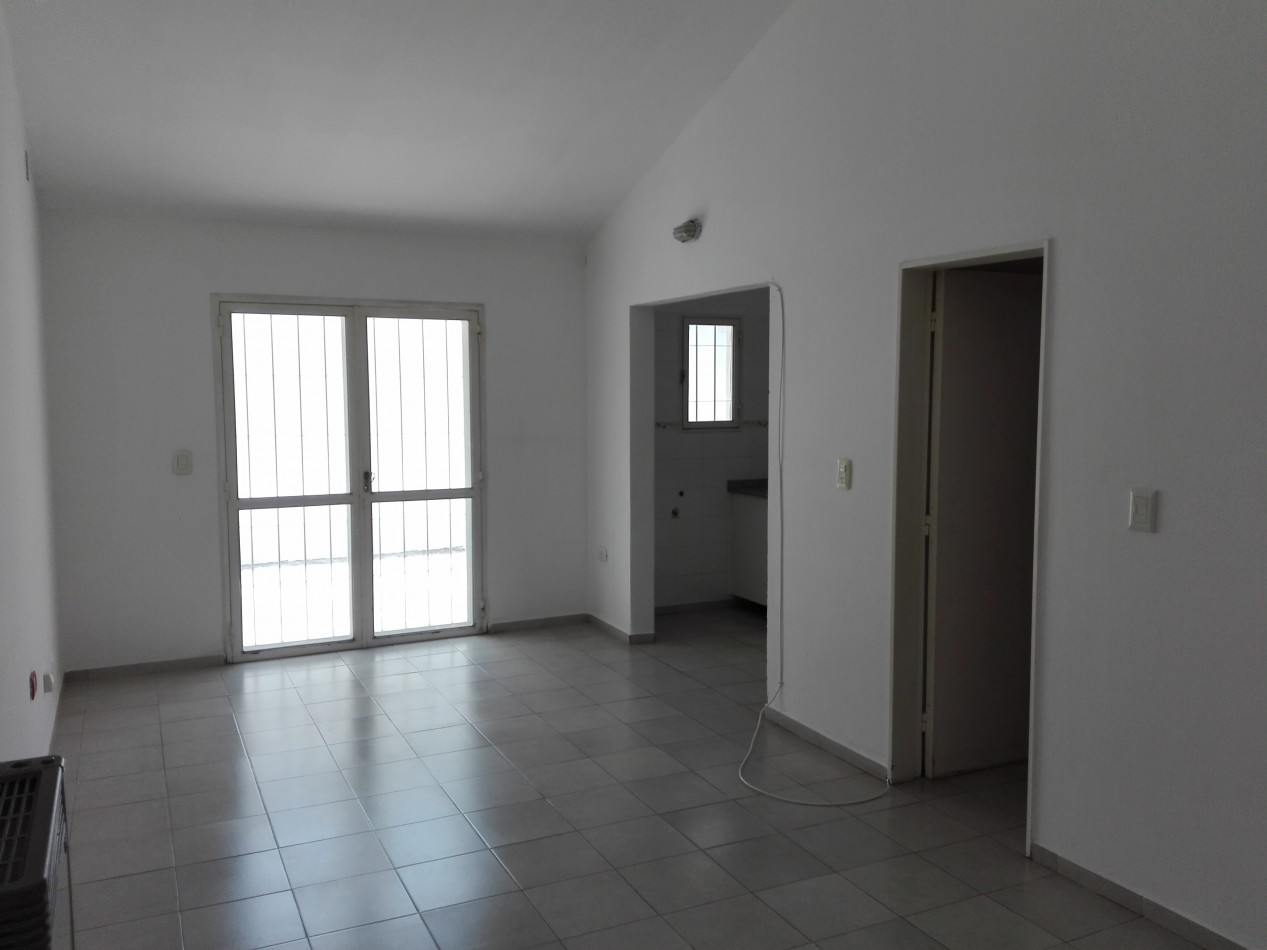 B° VILLA ADELA: ALQUILO CASA DE 2 DORMITORIOS CON COCHERA Y PATIO