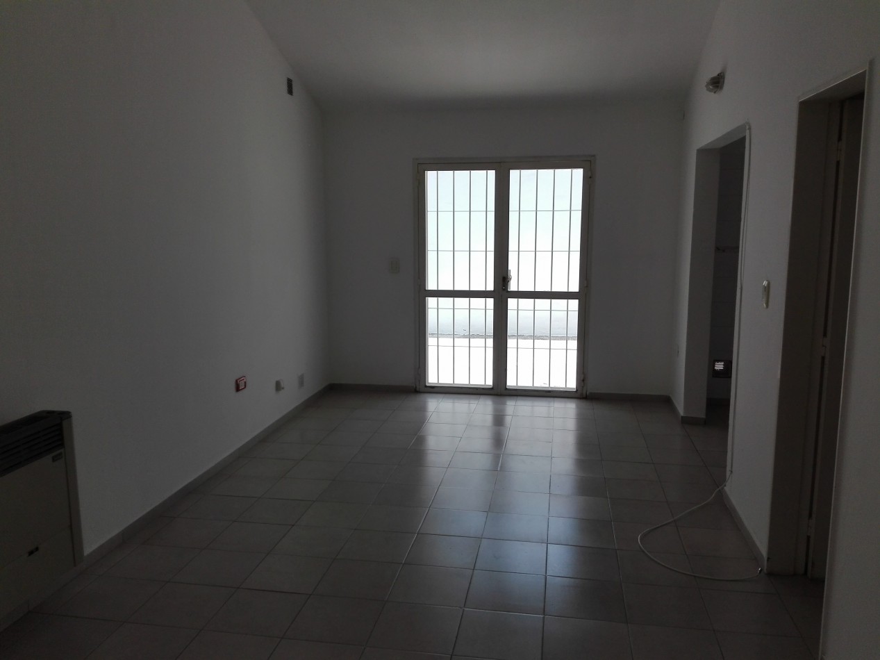 B° VILLA ADELA: ALQUILO CASA DE 2 DORMITORIOS CON COCHERA Y PATIO