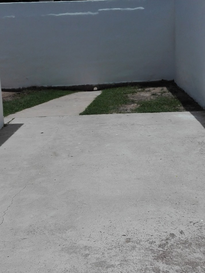 B° VILLA ADELA: ALQUILO CASA DE 2 DORMITORIOS CON COCHERA Y PATIO