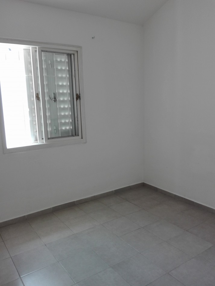 B° VILLA ADELA: ALQUILO CASA DE 2 DORMITORIOS CON COCHERA Y PATIO