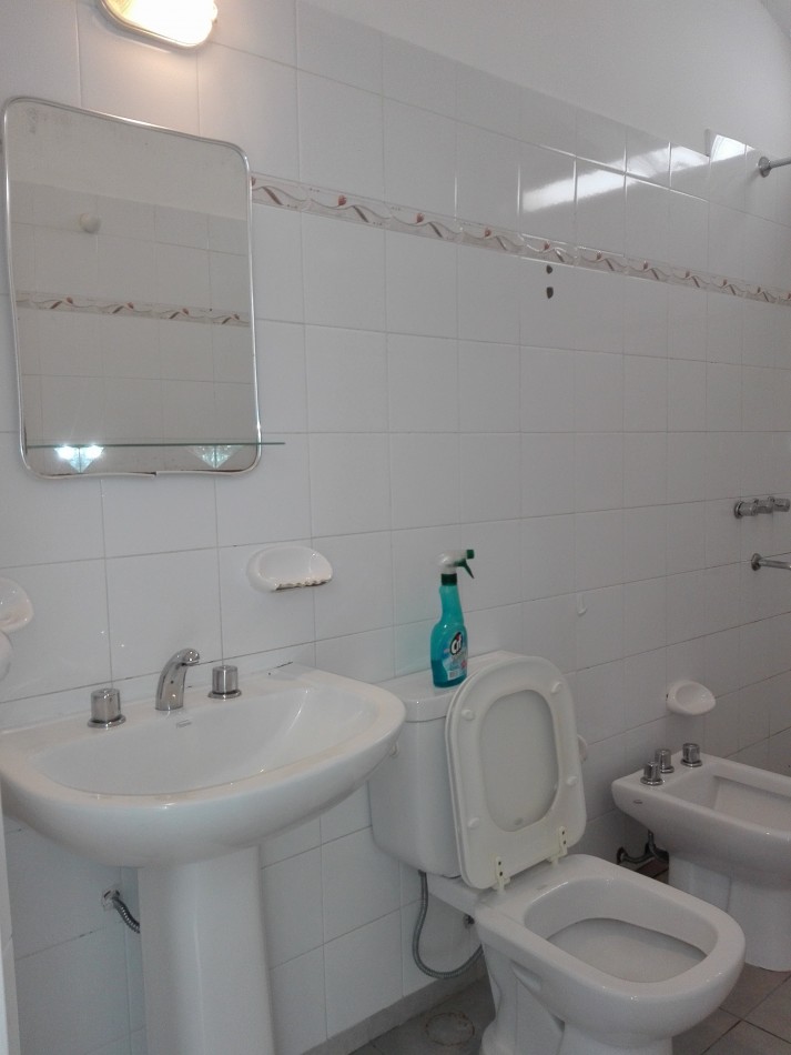 B° VILLA ADELA: ALQUILO CASA DE 2 DORMITORIOS CON COCHERA Y PATIO