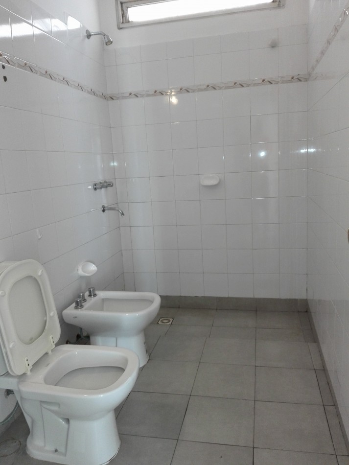 B° VILLA ADELA: ALQUILO CASA DE 2 DORMITORIOS CON COCHERA Y PATIO