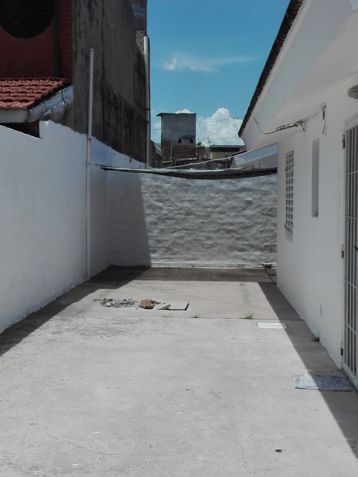 B° VILLA ADELA: ALQUILO CASA DE 2 DORMITORIOS CON COCHERA Y PATIO