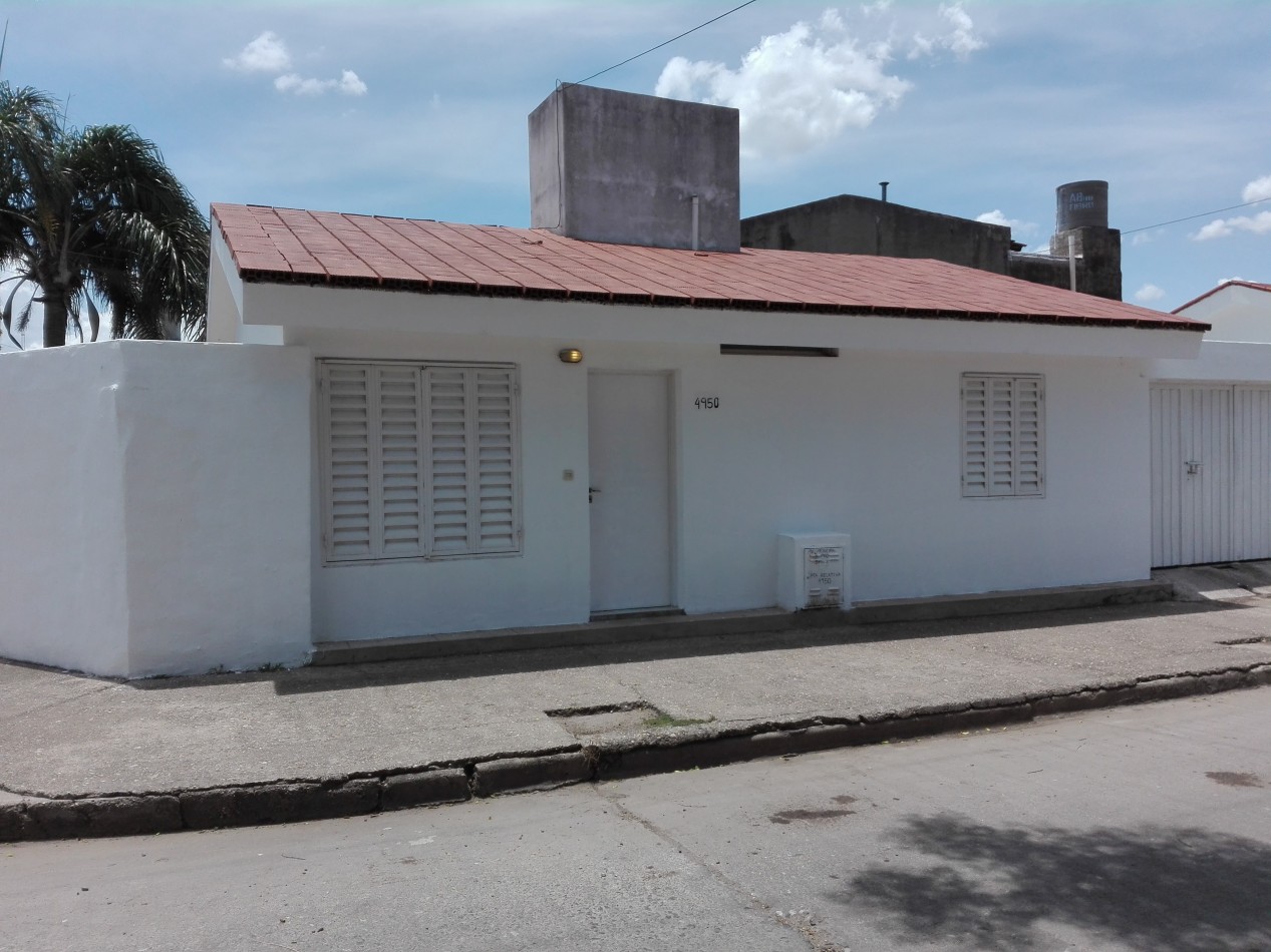 B° VILLA ADELA: ALQUILO CASA DE 2 DORMITORIOS CON COCHERA Y PATIO