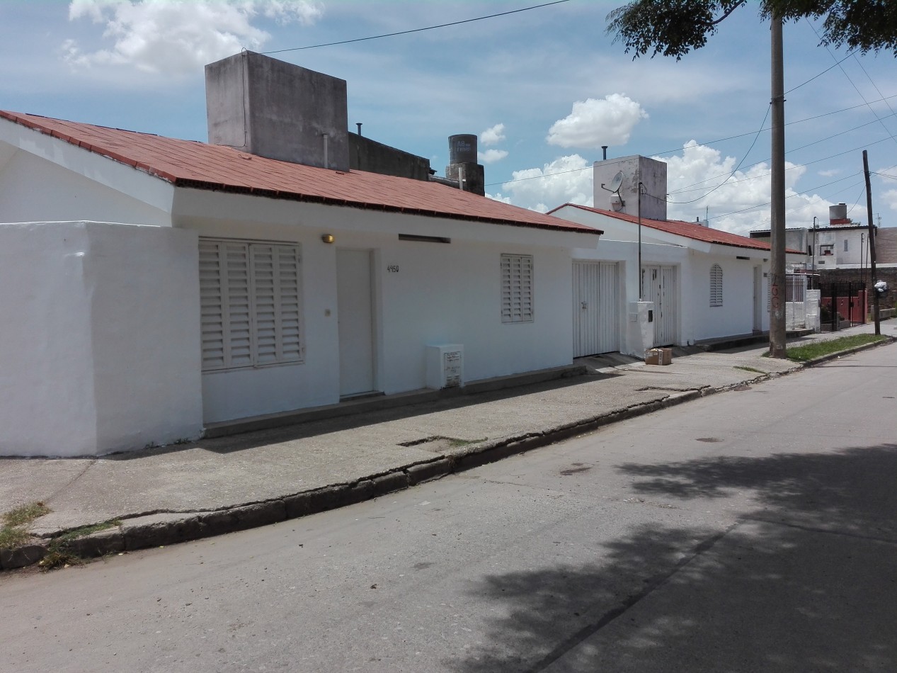B° VILLA ADELA: ALQUILO CASA DE 2 DORMITORIOS CON COCHERA Y PATIO