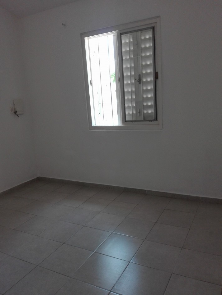 B° VILLA ADELA: ALQUILO CASA DE 2 DORMITORIOS CON COCHERA Y PATIO