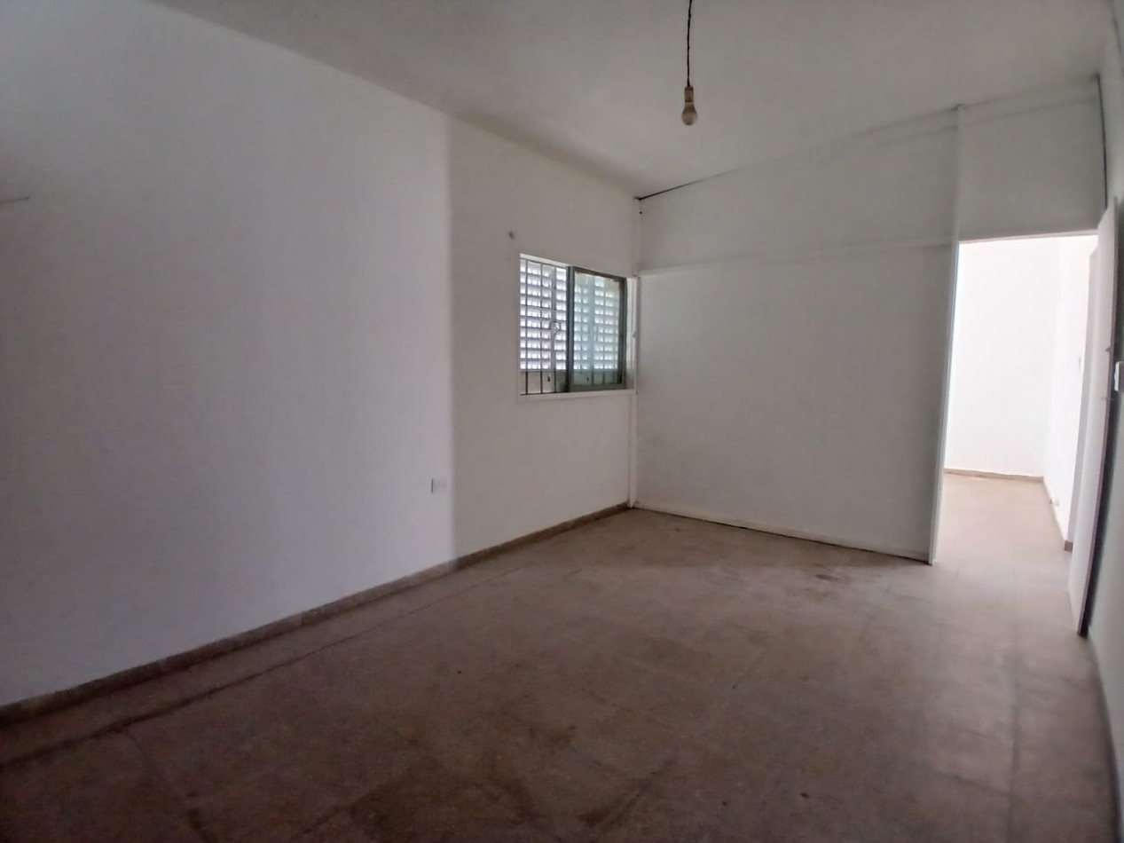 B° SAN ROQUE: ALQUILO CASA ESQUINA DE DOS DORMITORIOS FRENTE A LA PLAZA