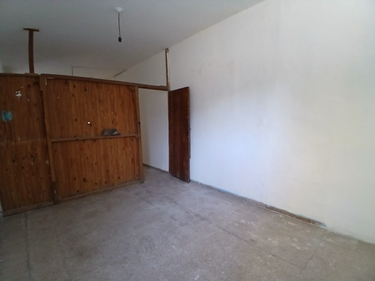 B° SAN ROQUE: ALQUILO CASA ESQUINA DE DOS DORMITORIOS FRENTE A LA PLAZA