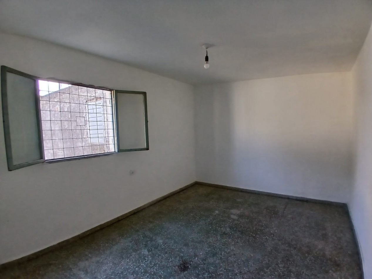 B° SAN ROQUE: ALQUILO CASA ESQUINA DE DOS DORMITORIOS FRENTE A LA PLAZA