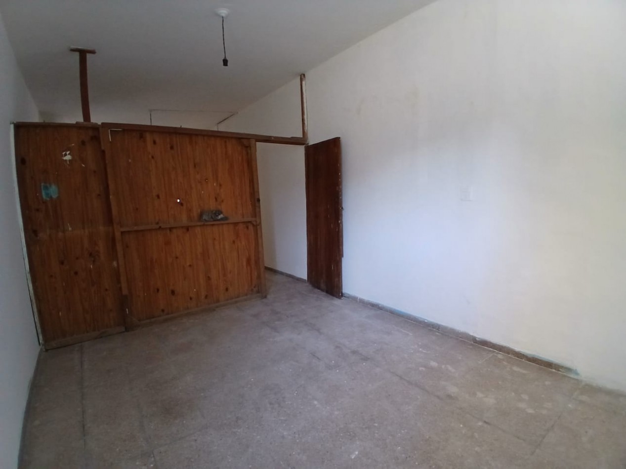 B° SAN ROQUE: ALQUILO CASA ESQUINA DE DOS DORMITORIOS FRENTE A LA PLAZA
