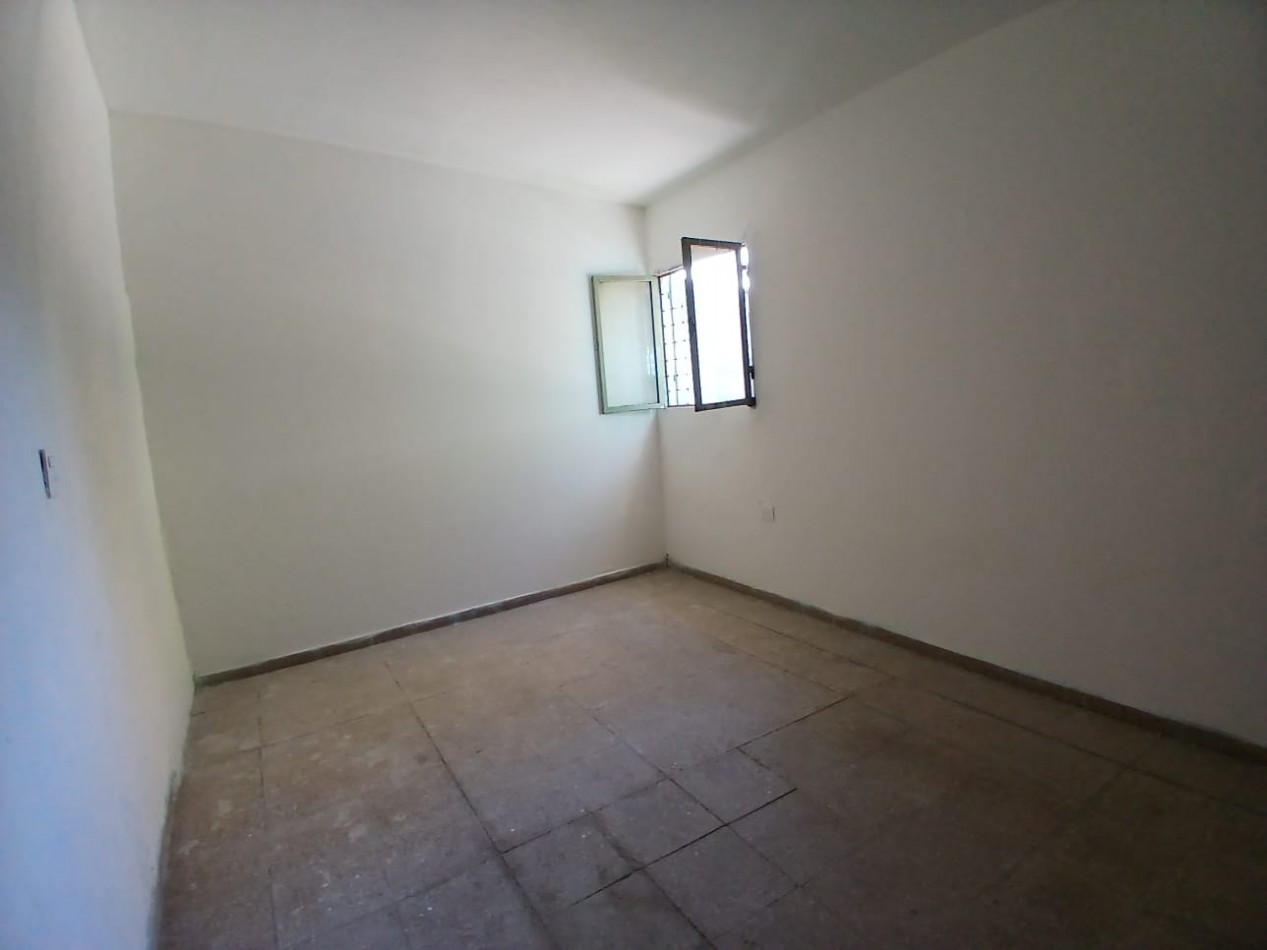 B° SAN ROQUE: ALQUILO CASA ESQUINA DE DOS DORMITORIOS FRENTE A LA PLAZA