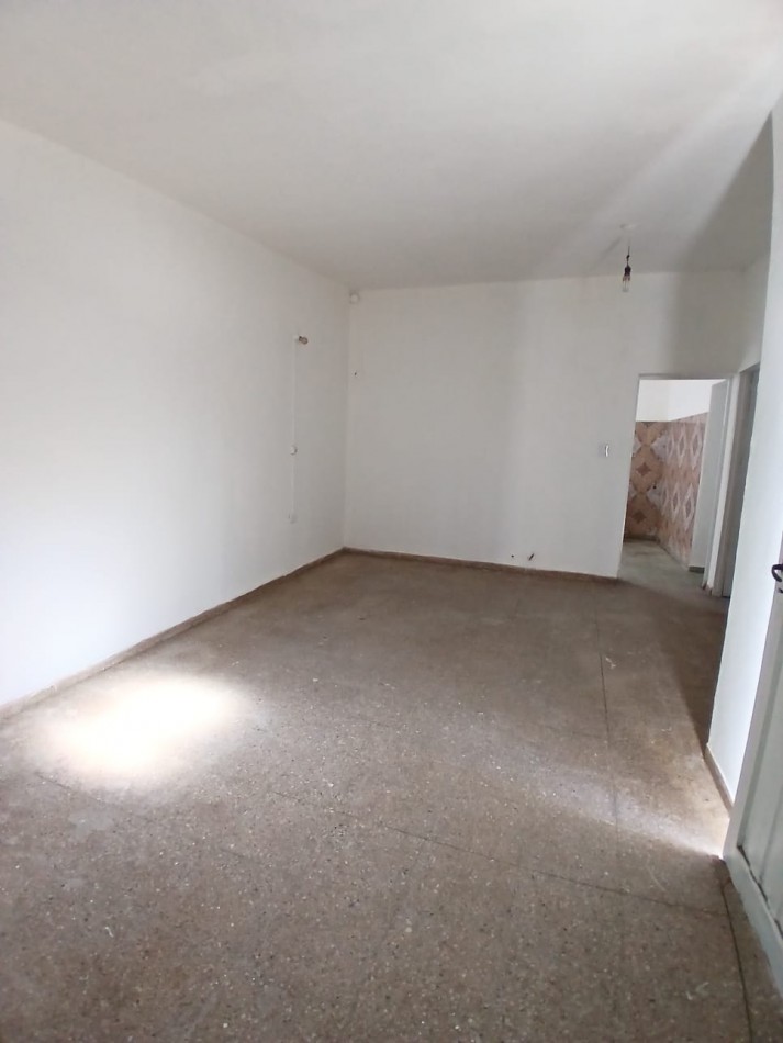 B° SAN ROQUE: ALQUILO CASA ESQUINA DE DOS DORMITORIOS FRENTE A LA PLAZA