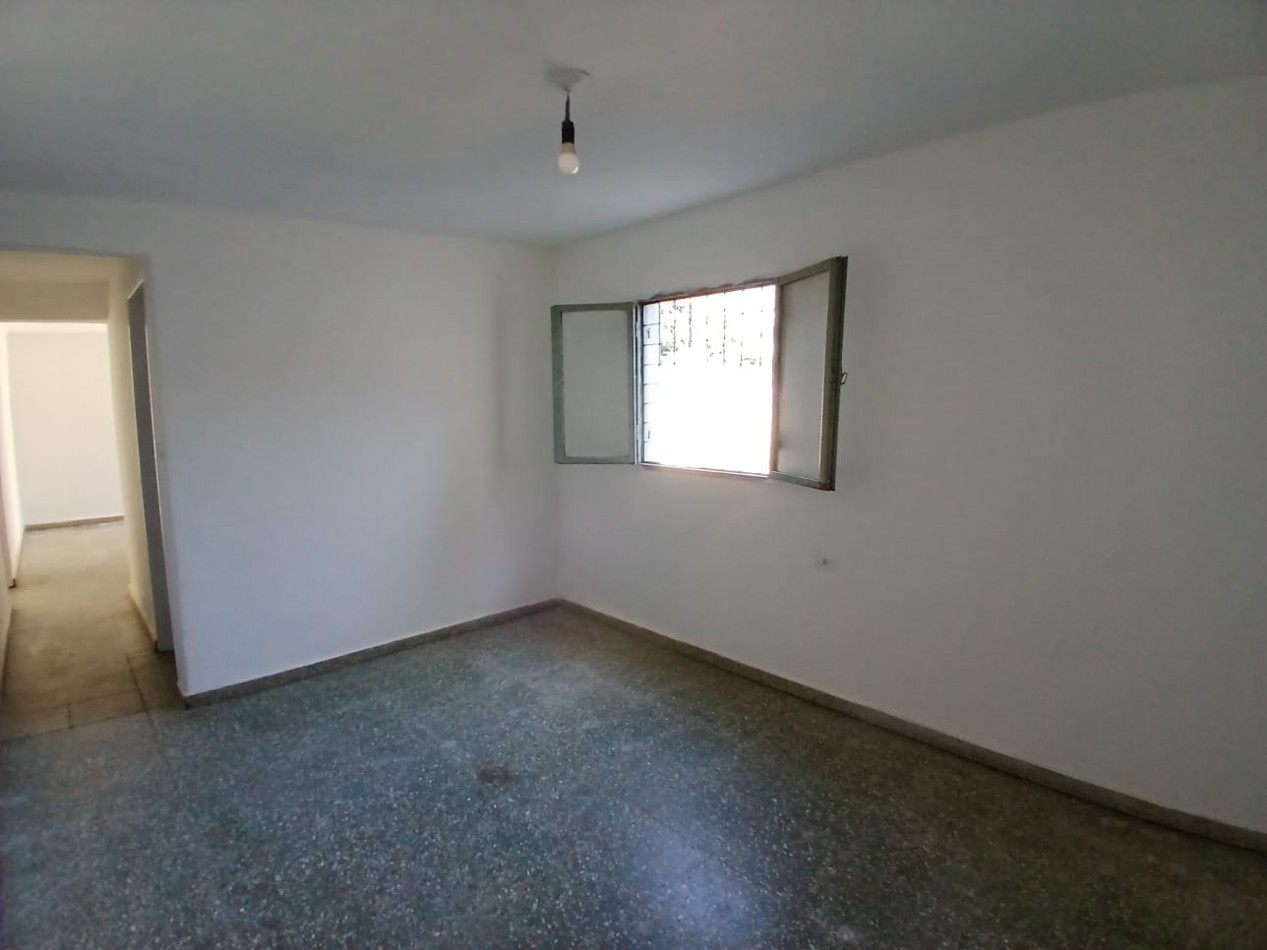 B° SAN ROQUE: ALQUILO CASA ESQUINA DE DOS DORMITORIOS FRENTE A LA PLAZA