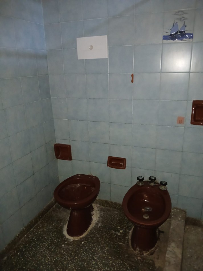 B° SAN ROQUE: ALQUILO CASA ESQUINA DE DOS DORMITORIOS FRENTE A LA PLAZA