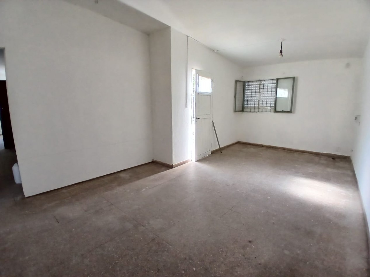 B° SAN ROQUE: ALQUILO CASA ESQUINA DE DOS DORMITORIOS FRENTE A LA PLAZA