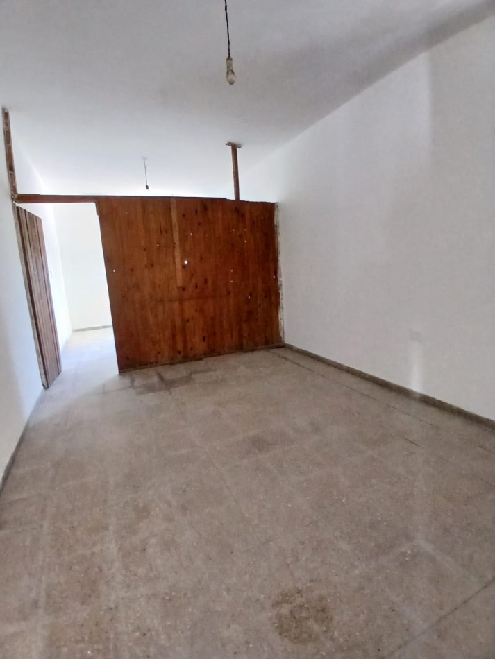 B° SAN ROQUE: ALQUILO CASA ESQUINA DE DOS DORMITORIOS FRENTE A LA PLAZA