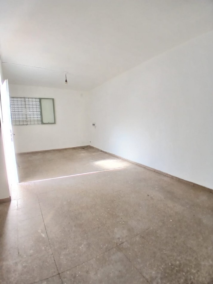 B° SAN ROQUE: ALQUILO CASA ESQUINA DE DOS DORMITORIOS FRENTE A LA PLAZA