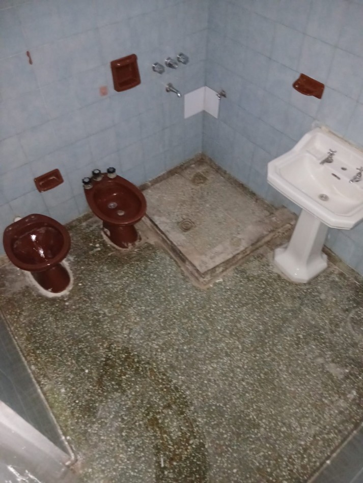 B° SAN ROQUE: ALQUILO CASA ESQUINA DE DOS DORMITORIOS FRENTE A LA PLAZA