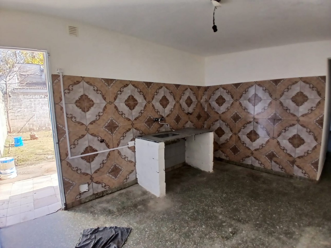 B° SAN ROQUE: ALQUILO CASA ESQUINA DE DOS DORMITORIOS FRENTE A LA PLAZA