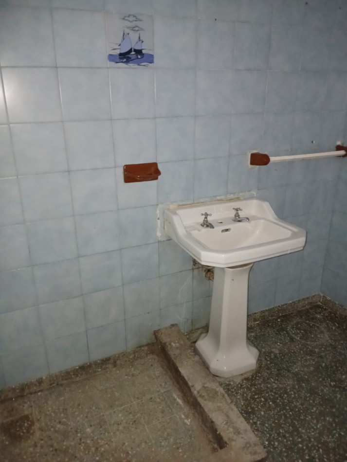 B° SAN ROQUE: ALQUILO CASA ESQUINA DE DOS DORMITORIOS FRENTE A LA PLAZA