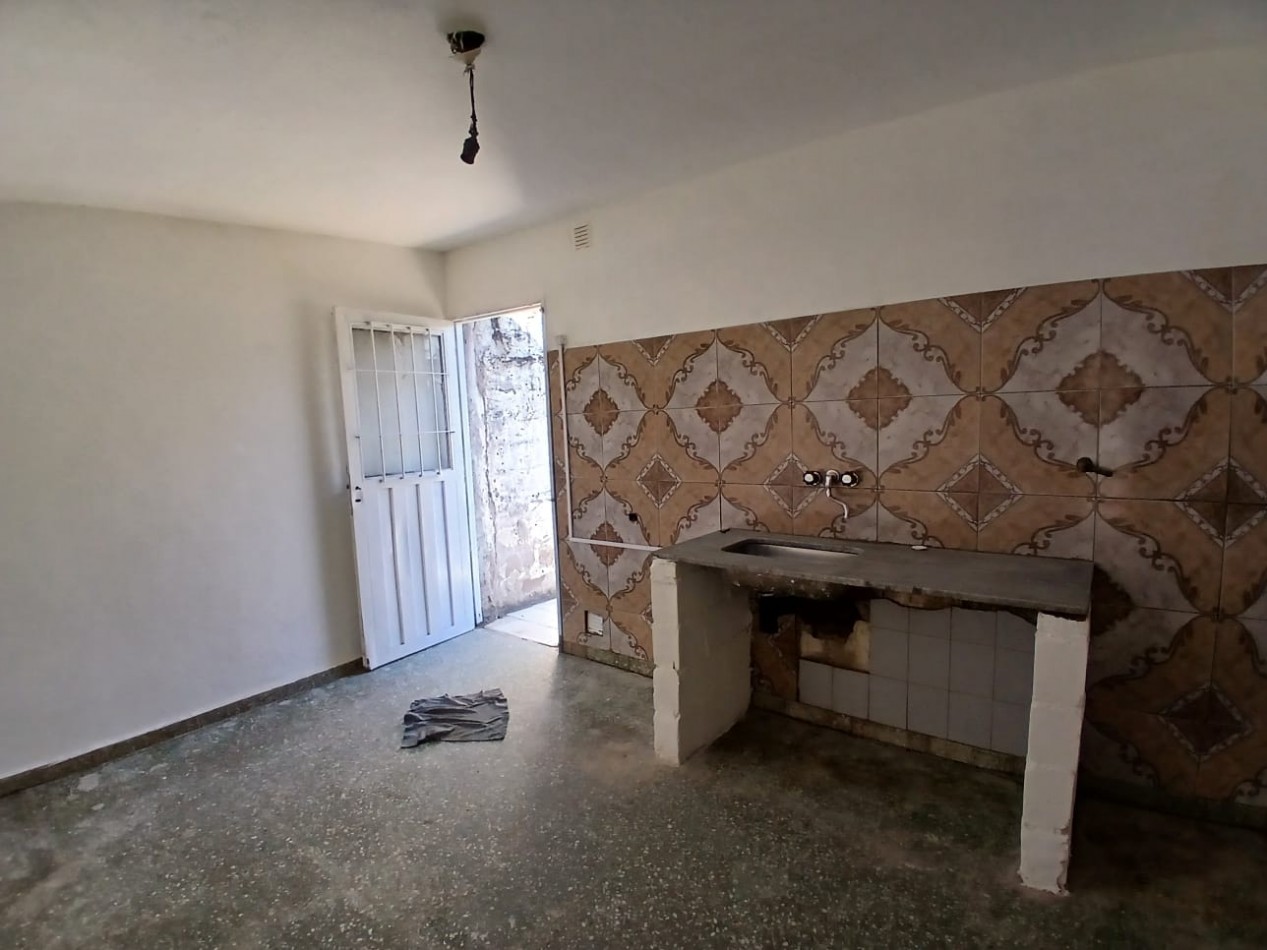 B° SAN ROQUE: ALQUILO CASA ESQUINA DE DOS DORMITORIOS FRENTE A LA PLAZA