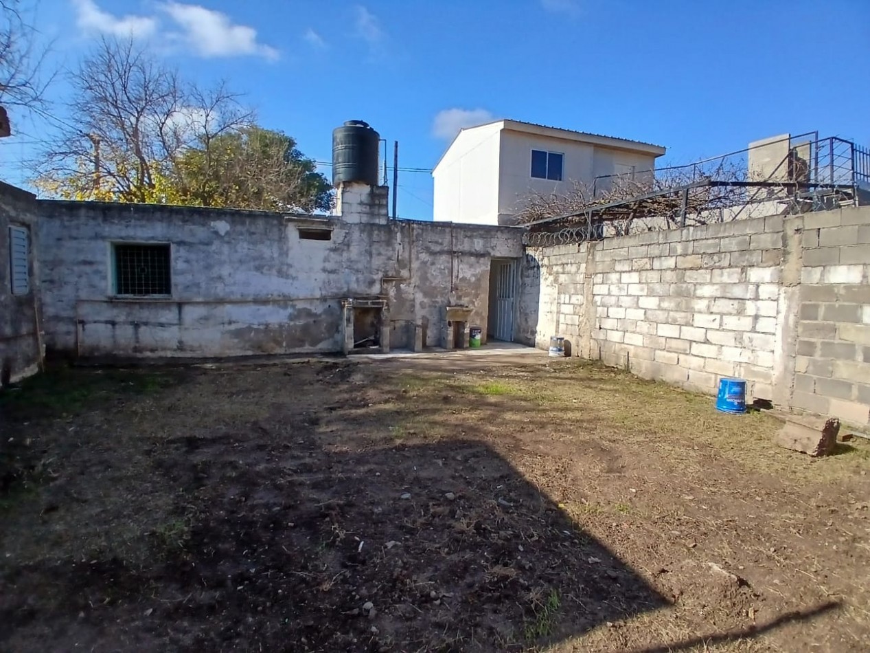 B° SAN ROQUE: ALQUILO CASA ESQUINA DE DOS DORMITORIOS FRENTE A LA PLAZA