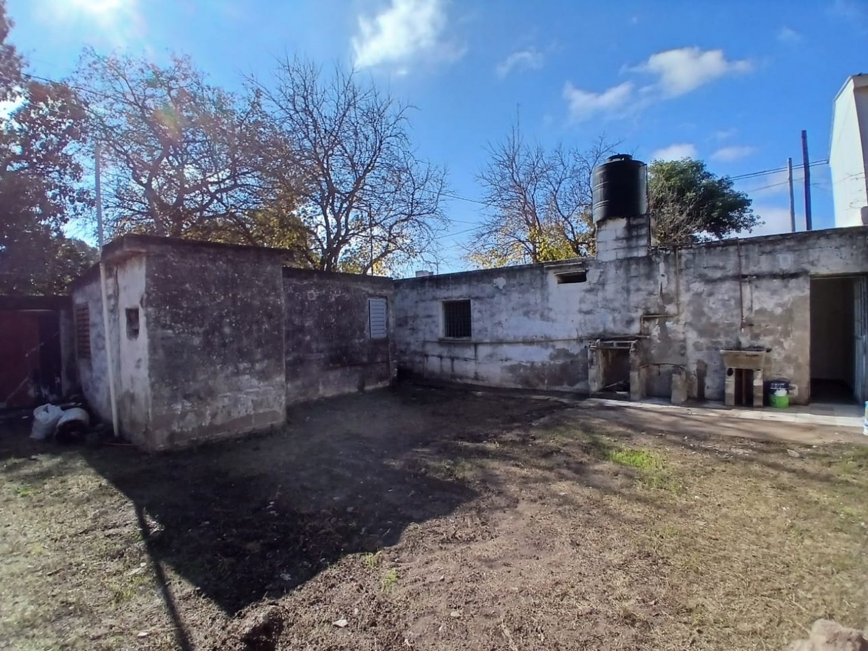 B° SAN ROQUE: ALQUILO CASA ESQUINA DE DOS DORMITORIOS FRENTE A LA PLAZA