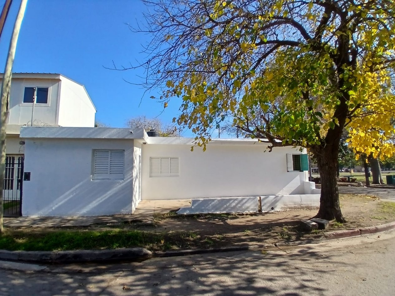 B° SAN ROQUE: ALQUILO CASA ESQUINA DE DOS DORMITORIOS FRENTE A LA PLAZA