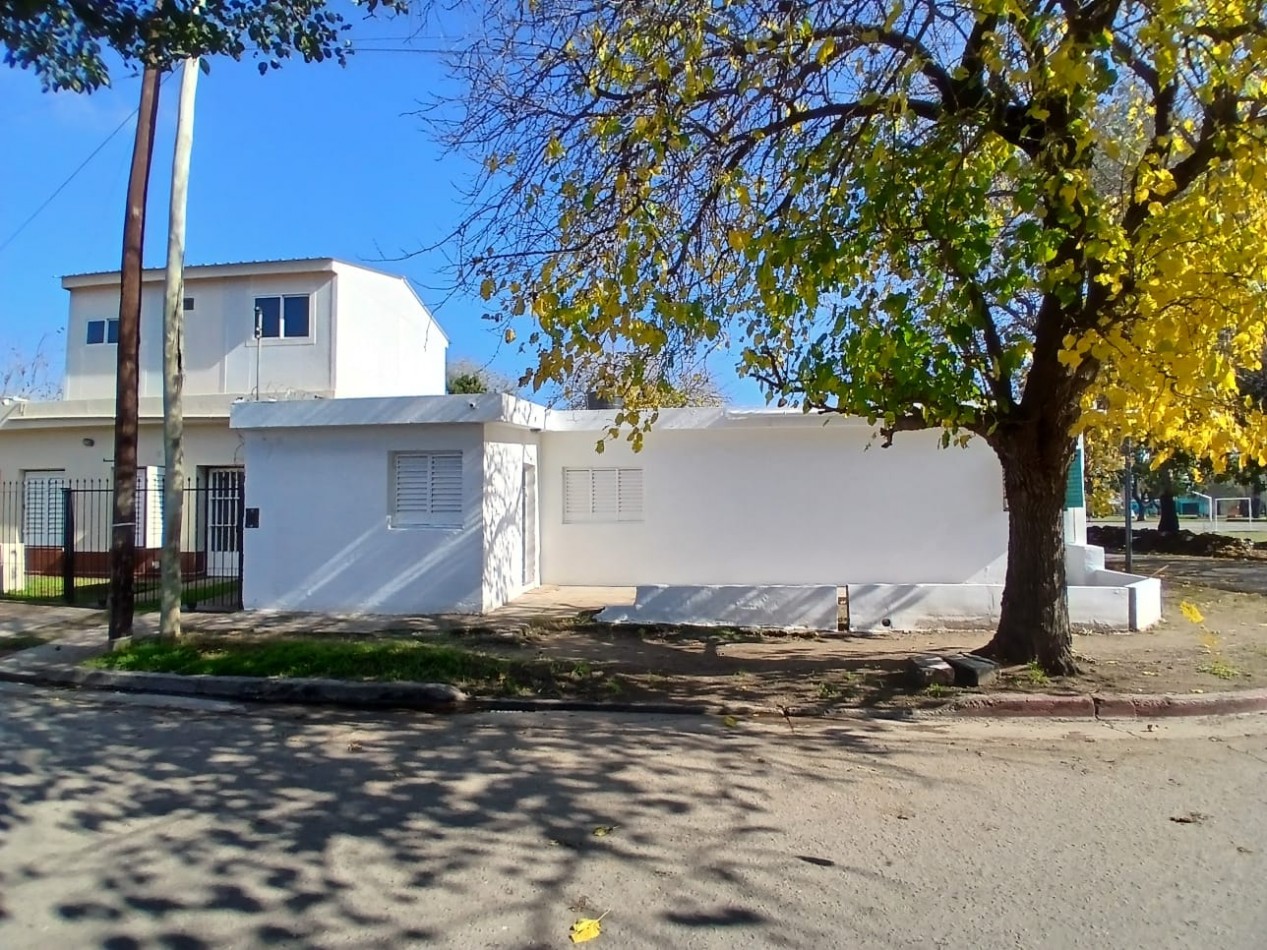 B° SAN ROQUE: ALQUILO CASA ESQUINA DE DOS DORMITORIOS FRENTE A LA PLAZA
