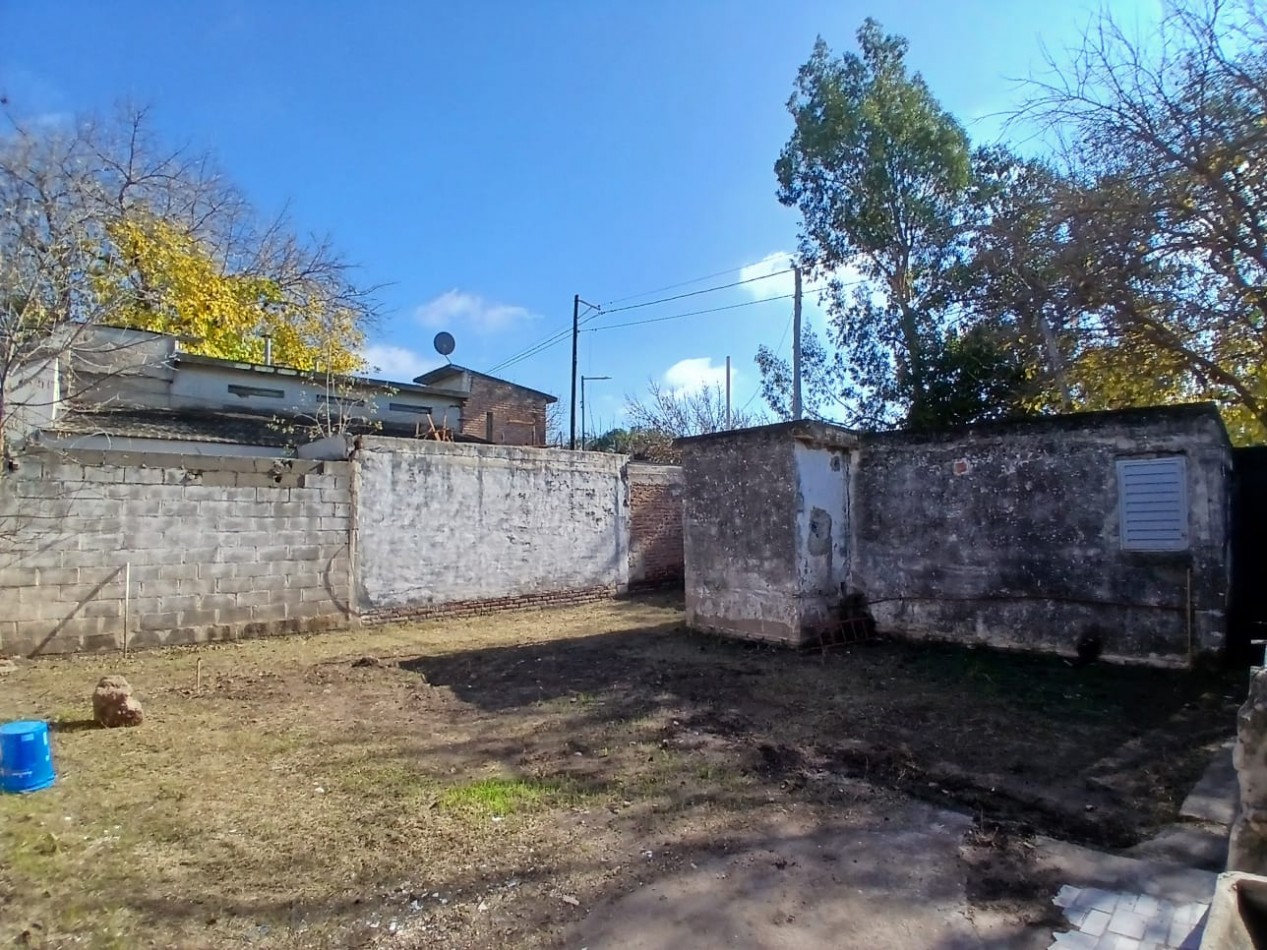 B° SAN ROQUE: ALQUILO CASA ESQUINA DE DOS DORMITORIOS FRENTE A LA PLAZA