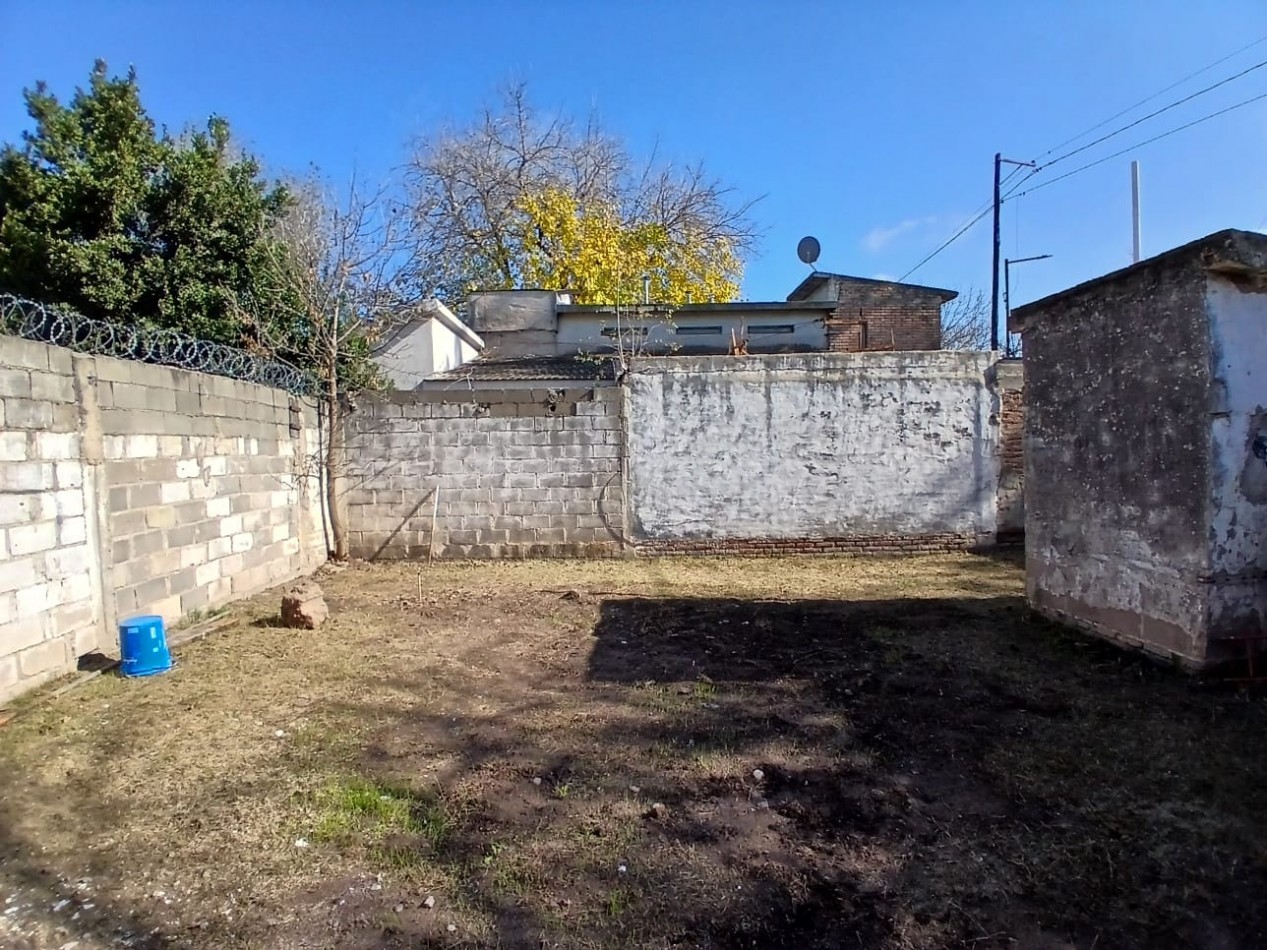 B° SAN ROQUE: ALQUILO CASA ESQUINA DE DOS DORMITORIOS FRENTE A LA PLAZA