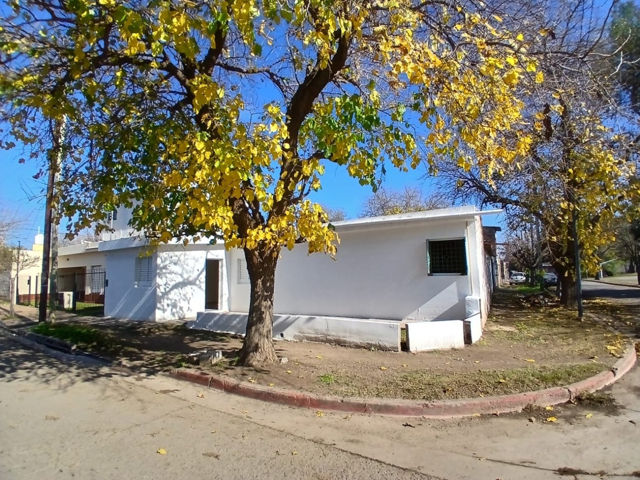 B° SAN ROQUE: ALQUILO CASA ESQUINA DE DOS DORMITORIOS FRENTE A LA PLAZA