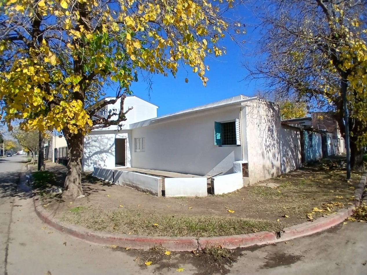 B° SAN ROQUE: ALQUILO CASA ESQUINA DE DOS DORMITORIOS FRENTE A LA PLAZA