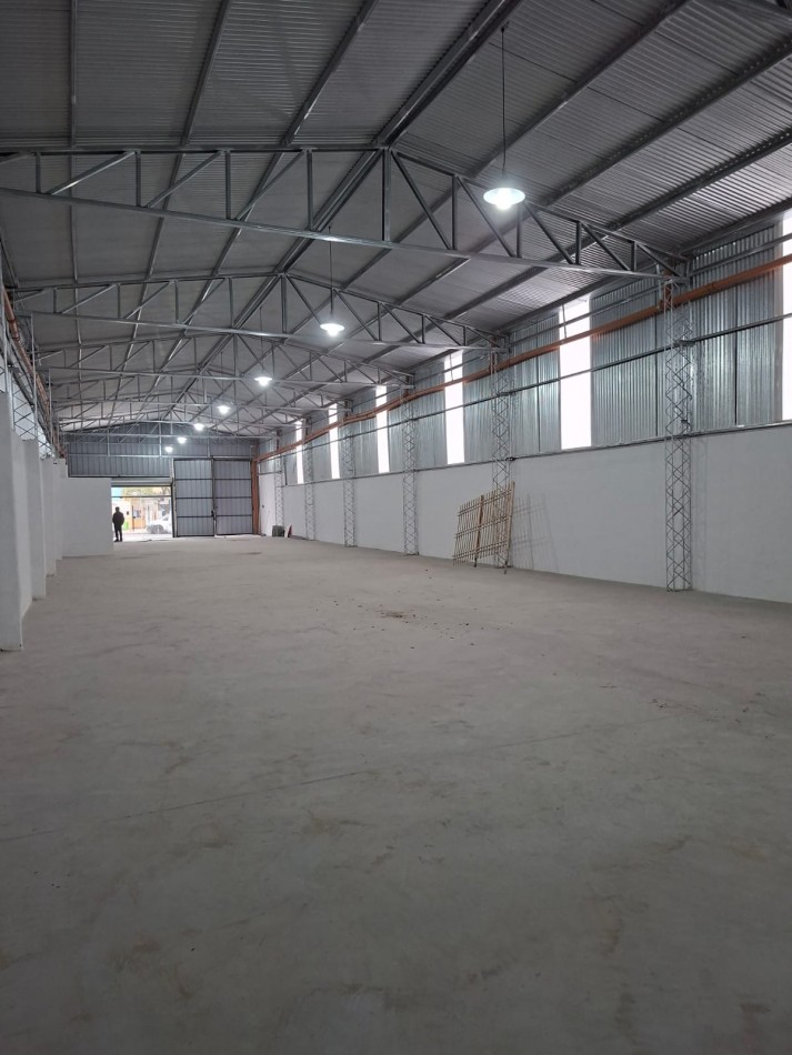 B° VILLA ADELA: ALQUILO IMPONENTE GALPON A ESTRENAR DE 420 M2 SOBRE PETTIROSSI