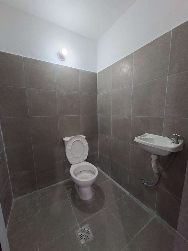 B° VILLA ADELA: ALQUILO IMPONENTE GALPON A ESTRENAR DE 420 M2 SOBRE PETTIROSSI