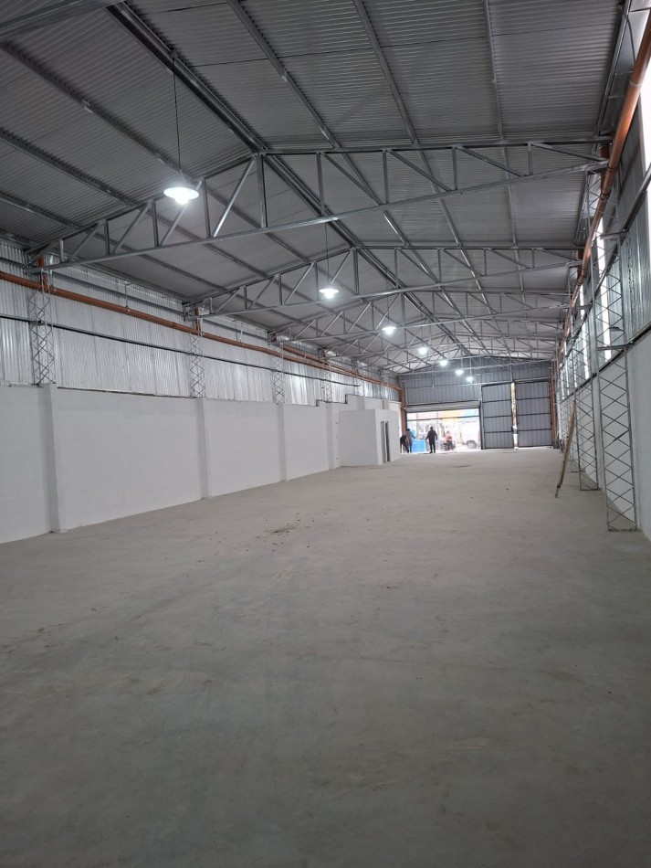 B° VILLA ADELA: ALQUILO IMPONENTE GALPON A ESTRENAR DE 420 M2 SOBRE PETTIROSSI