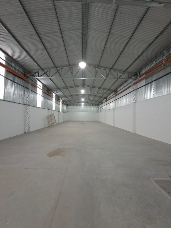 B° VILLA ADELA: ALQUILO IMPONENTE GALPON A ESTRENAR DE 420 M2 SOBRE PETTIROSSI